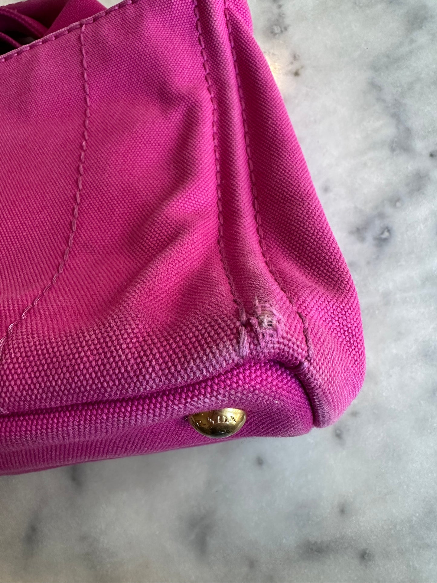 Prada canapa