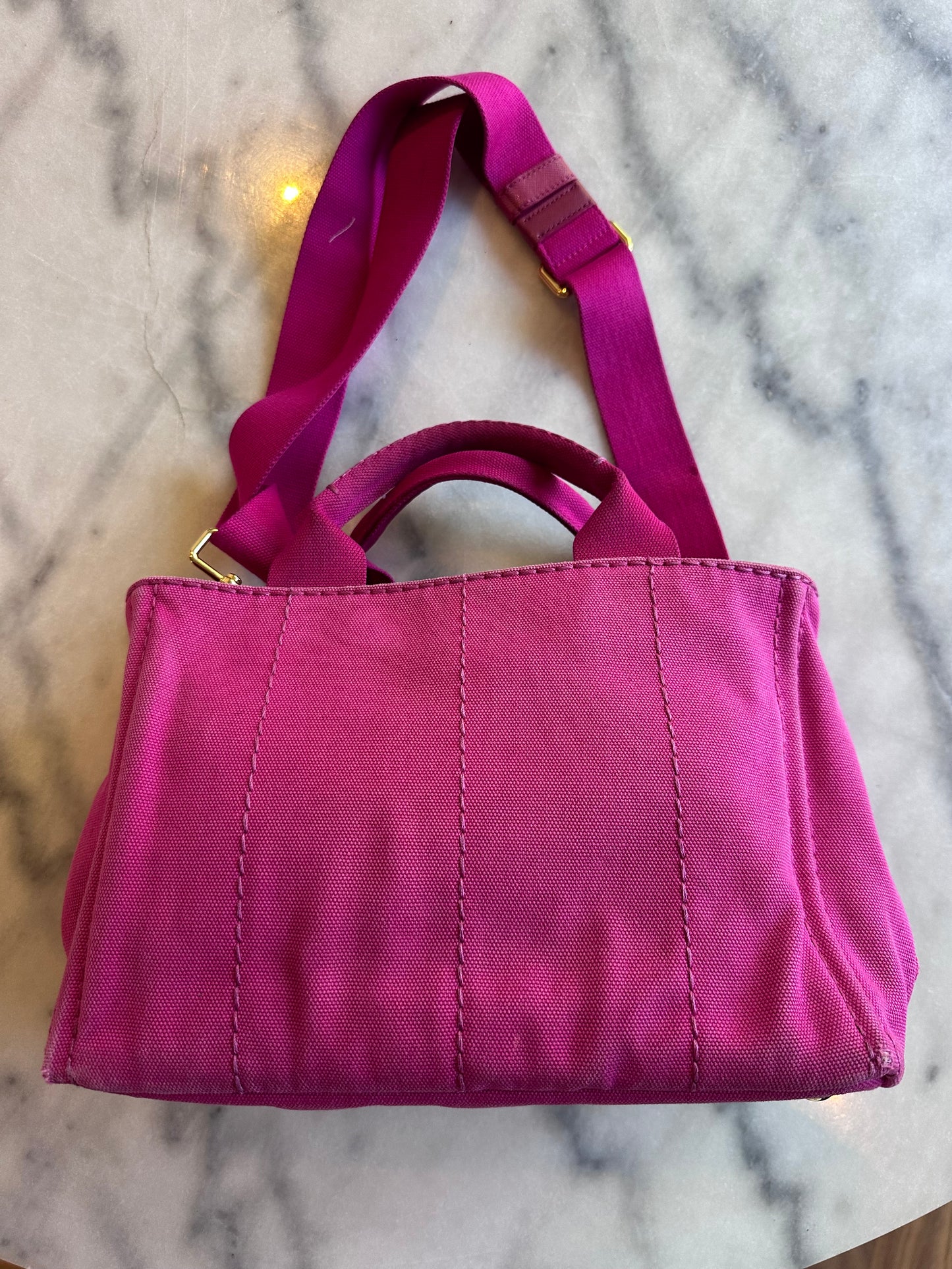 Prada canapa