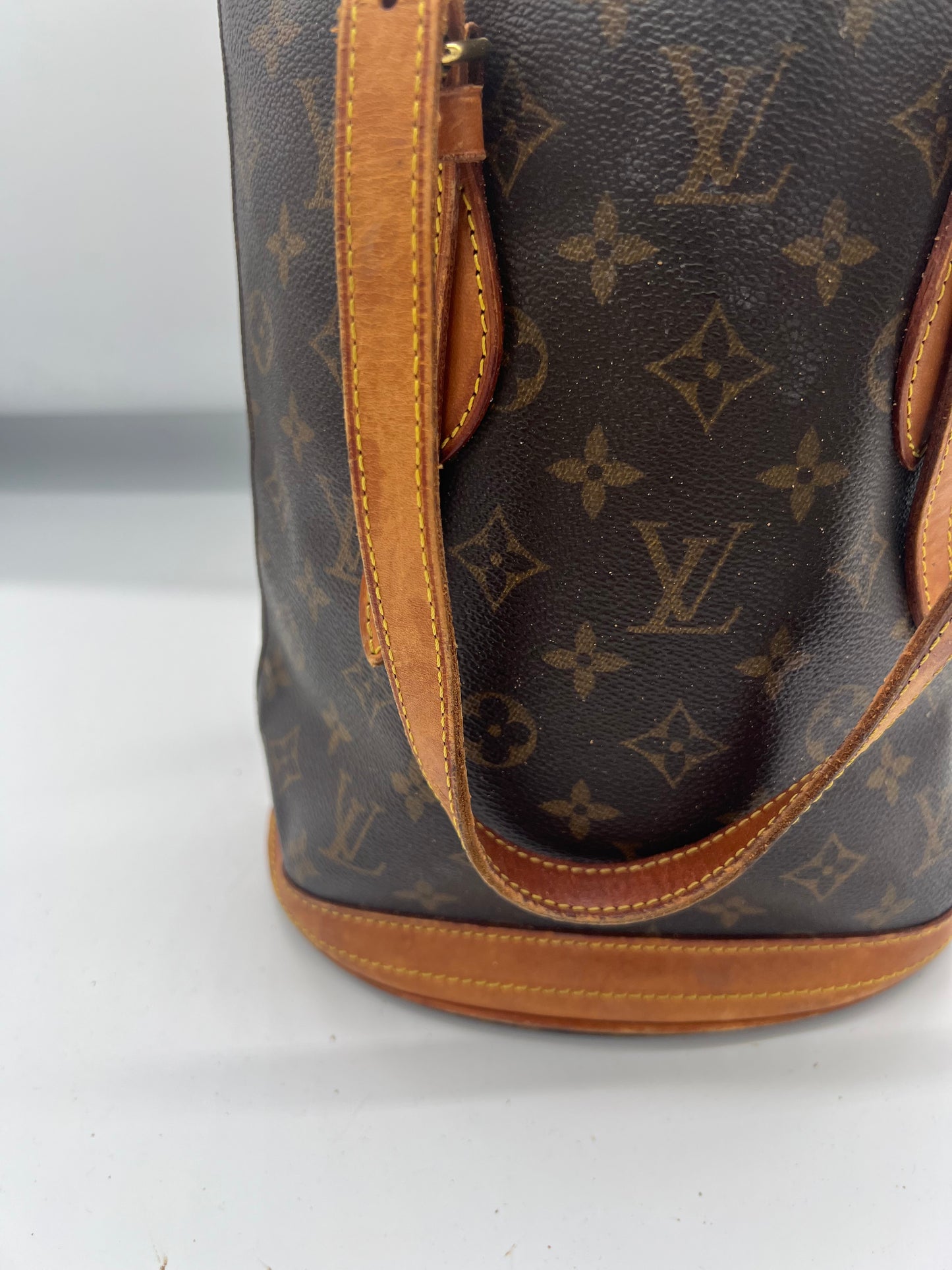 Bucket bag