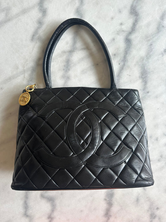 Chanel medaillon