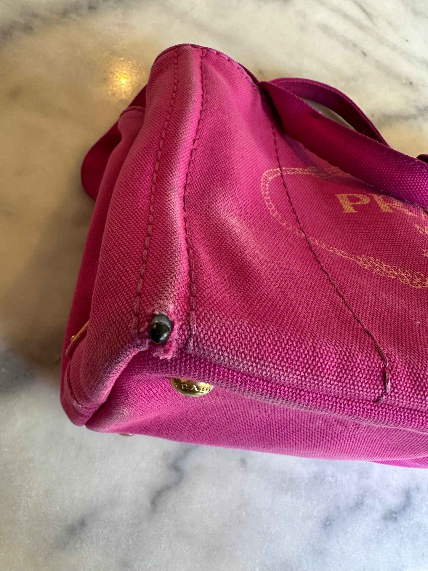 Prada canapa