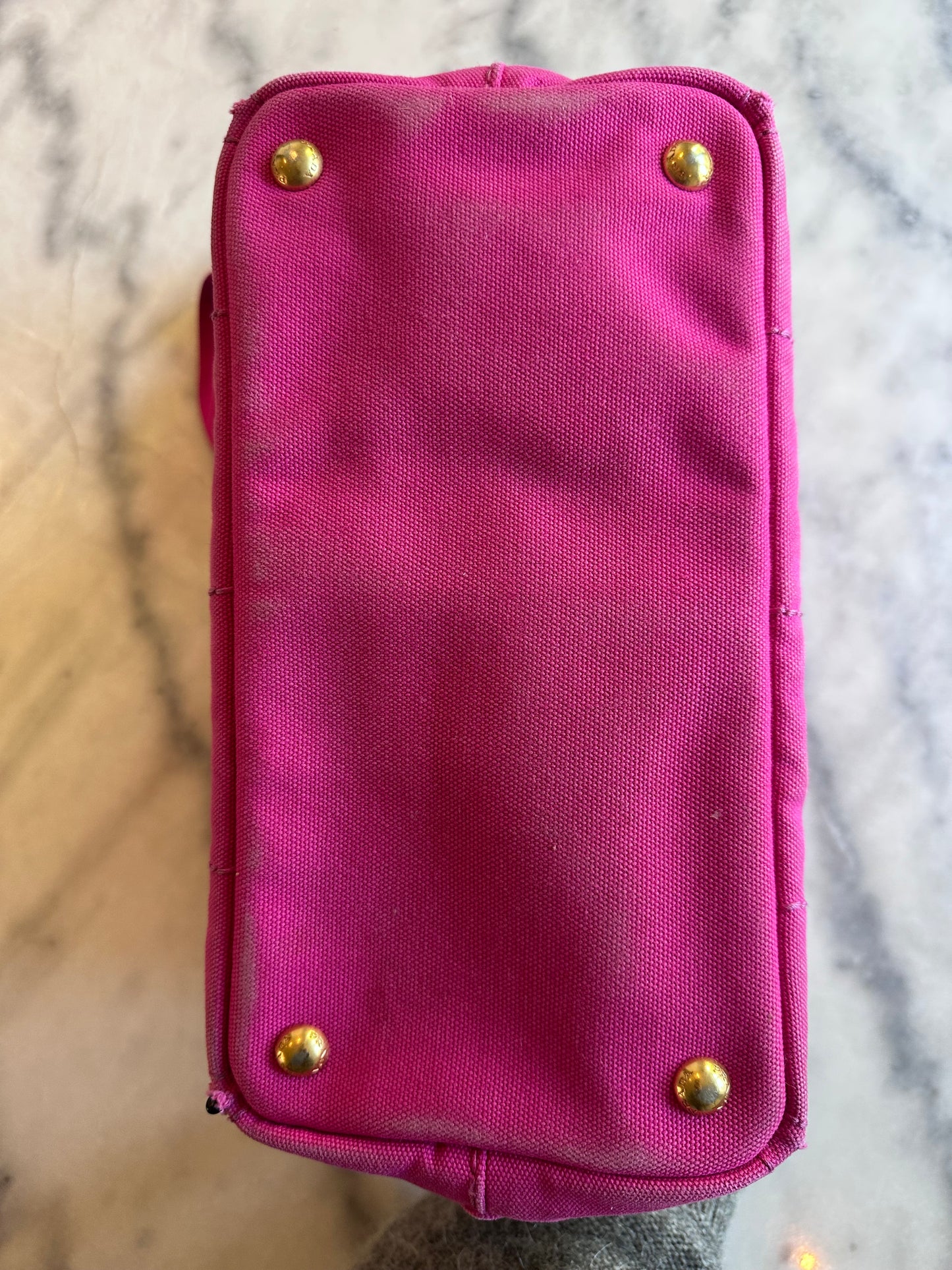 Prada canapa
