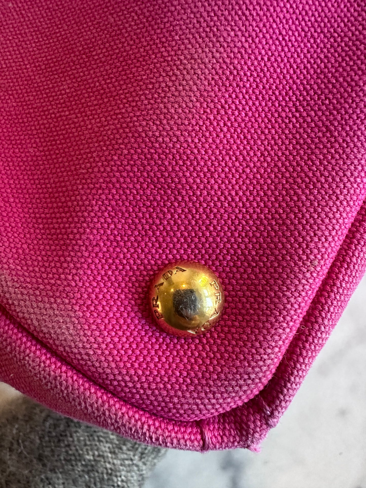 Prada canapa