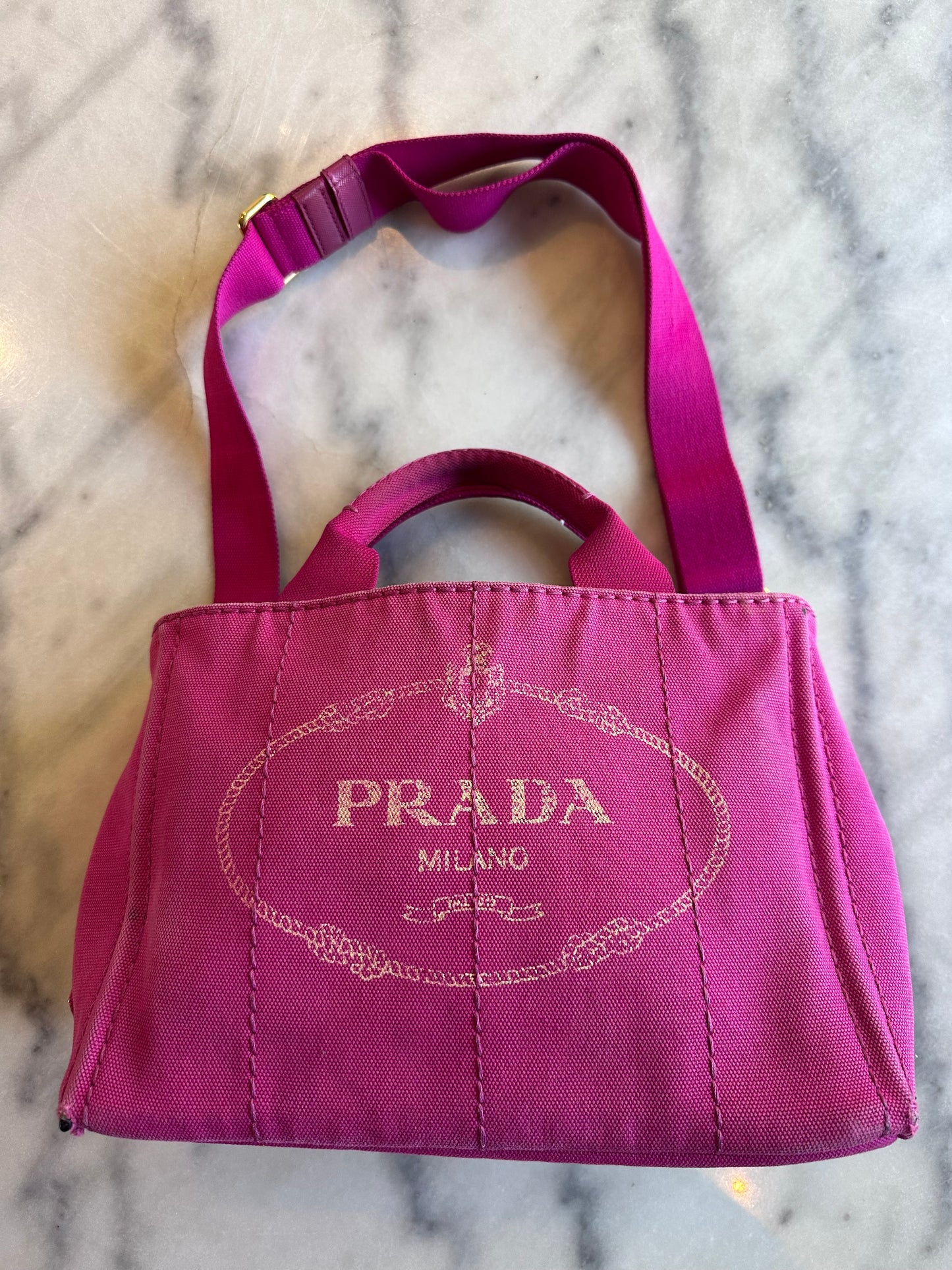 Prada canapa